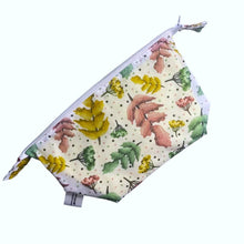 Load image into Gallery viewer, Pretty Foliage Print Make Up Bag
